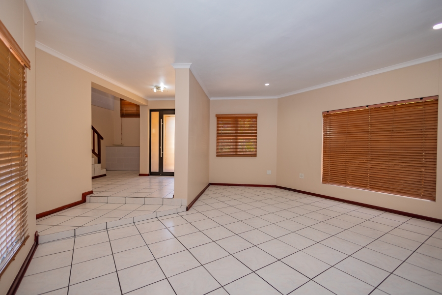 To Let 3 Bedroom Property for Rent in Loevenstein Western Cape